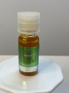 Bath & Body Works Vanilla Bean Noel Home Fragrance Oil — .33 fl oz.  NEW
